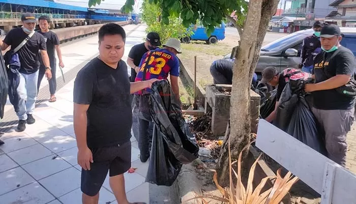 AKSI SOSIAL: Puluhan pemuda KBPSS memungut sampah yang ada di sepanjang taman Sungai Kayan, Minggu (29/8).
