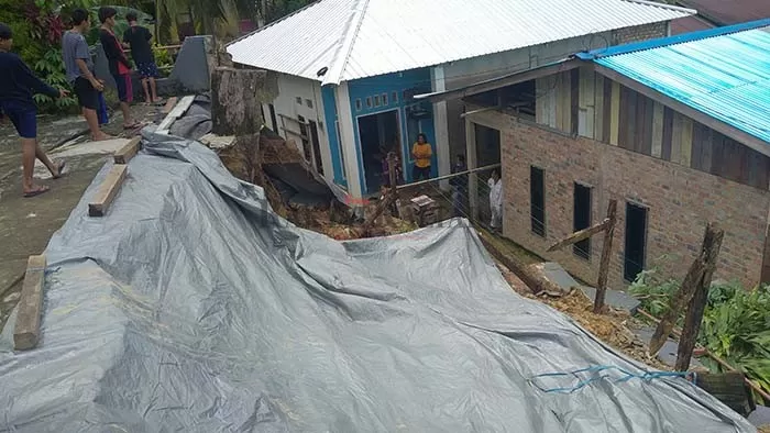 TANAH LONGSOR: Kondisi tanah longsor yang terjadi di RT 11 Jalan Sebengkok Tiram, Kelurahan Sebengkok, Tarakan Tengah sudah ditutup terpal, Selasa (31/8).