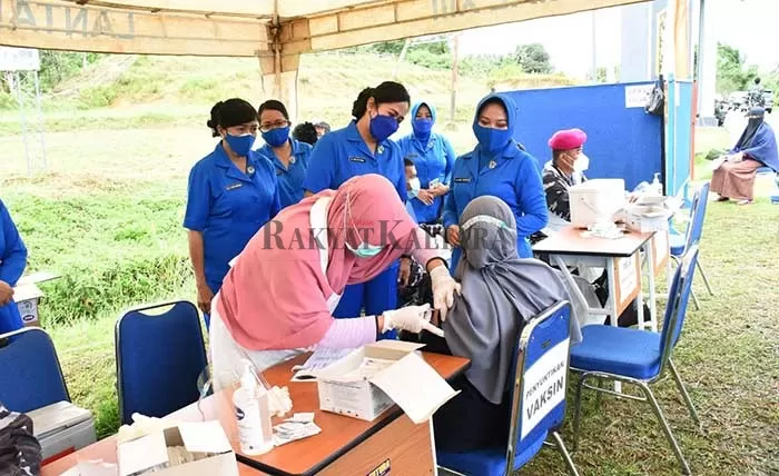 DISUNTIK: Vaksin Astrazeneca diberikan pada warga di Kelurahan Mamburungan, Tarakan Timur, Rabu (8/9).