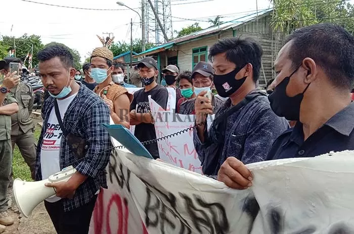 PENOLAKAN: Aksi damai warga Desa Seludau, Kecamatan Sesayap Hilir yang menolak pembangunan pusat pemerintahan KTT.