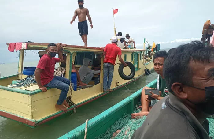 DITABRAK: Tiga nelayan kapal berhasil selamat dari kejadian ditabrak ponton batu bara di perairan Tanjung Pasir, Kota Tarakan, Senin (13/9).
