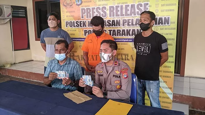 PENIPUAN SERTIFIKAT VAKSIN: Tersangka DS (baju oranye) diamankan personel KSKP Tarakan, Selasa (14/9).