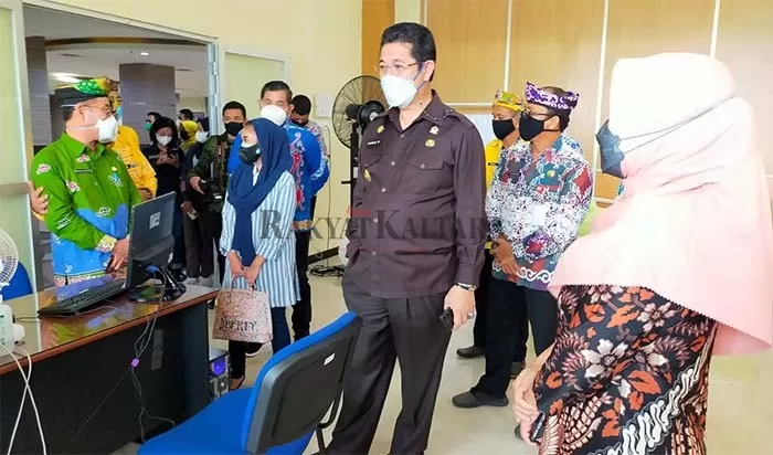 BIDANG KESEHATAN: Wakil Gubernur Kaltara Yansen TP (dua dari kanan) saat mengunjungi RSUD Tarakan, Kamis (16/9).