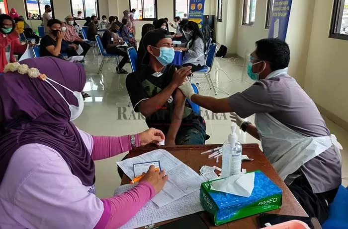 DISUNTIK VAKSIN: Pelaksanaan vaksinasi bagi karyawan perusahaan yang terlaksana di gedung Wanita Tarakan, Kamis lalu (16/9).