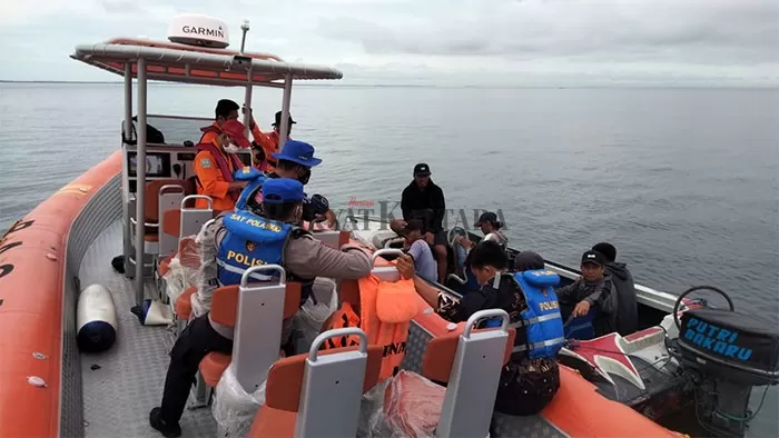 PENCARIAN: Tim SAR gabungan masih melakukan pencarian terhadap penumpang yang melompat ke laut, Jumat (17/9).