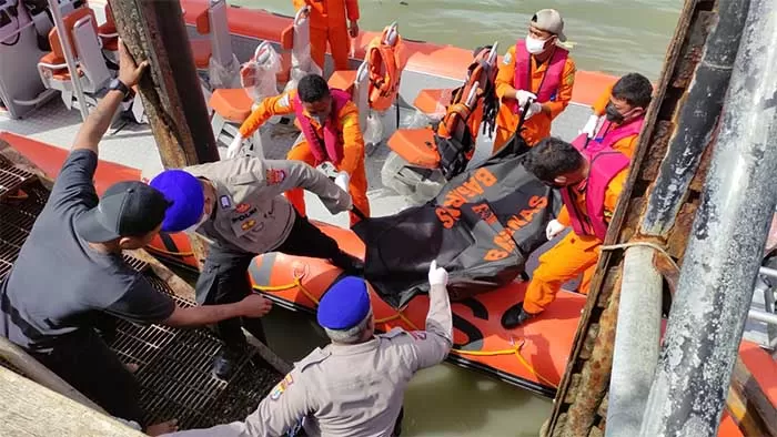 EVAKUASI: Tim SAR mengangkat jenazah Hamzah, penumpang yang nekat melompat ke laut.