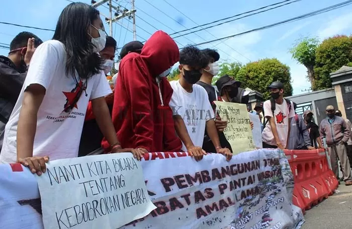TUAI PROTES: Masyarakat Pantai Amal Lama menyambangi DPRD Tarakan untuk memprotes pembangunan pagar di Wisata Pantai Amal, Senin (20/9).