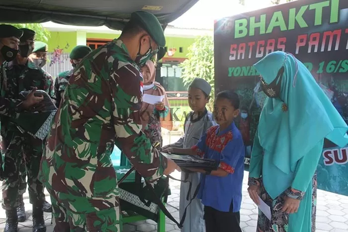 FADLY/HARIAN RAKYAT KALTARA KEPEDULIAN: Satgas Pamtas RI–Malaysia Yinarhanud 16/SBC/3 Kostrad berikan perhatian terhadap anak di perbatasan RI-Malaysia.