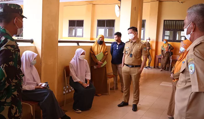 PTM DIPERBOLEHKAN: Bupati KTT Ibrahim Ali berbincang dengan pelajar SMP sebelum mereka disuntik vaksin. Saat ini, KTT memperbolehkan PTM khusus tingkat SD dan SMP.
