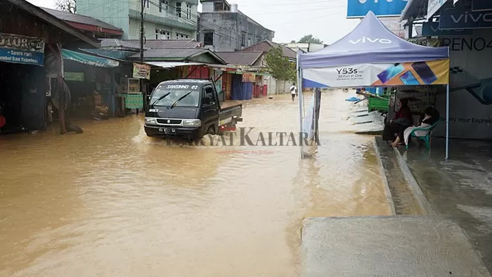 TERENDAM BANJIR: Luapan air akibat hujan deras menggenangi pemukiman di Kelurahan Karang Anyar, Kamis (23/9).