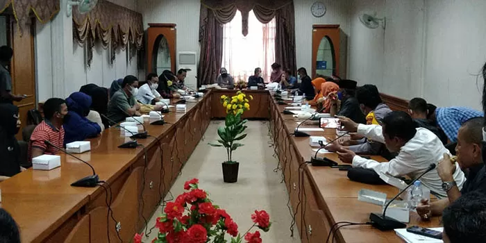POLEMIK: DPRD Nunukan rapat dengar pendapat dengan para pedagang kuliner di areal Ruko Tanah Merah Liem Hie Djung Nunukan, kemarin (24/9).