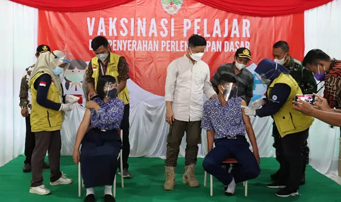 DISKOMINFO KTT for HARIAN RAKYAT KALTARA BERIKAN SEMANGAT: Bupati KTT Ibrahim Ali (baju putih) melihat proses pemberian vaksin bagi pelajar di Kecamatan Tana Lia, Jumat (24/9).