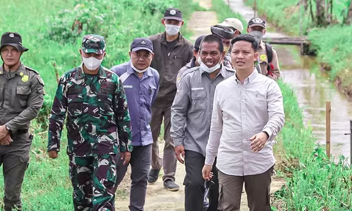 MILIKI POTENSI: Bupati KTT Ibrahim Ali (paling kanan) menilai Kecamatan Tana Lia sangat cocok menjadi wilayah lumbung padi.