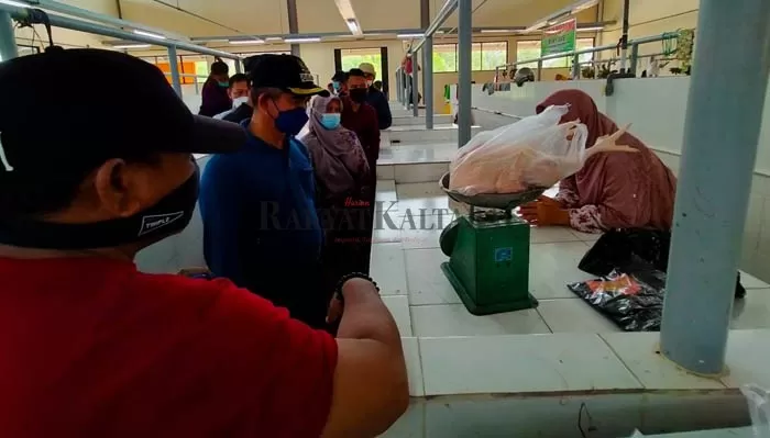 SEPI PEMBELI: Wali Kota Tarakan meninjau Pasar Rakyat Bais di Kelurahan Kampung Empat, Sabtu (25/9).