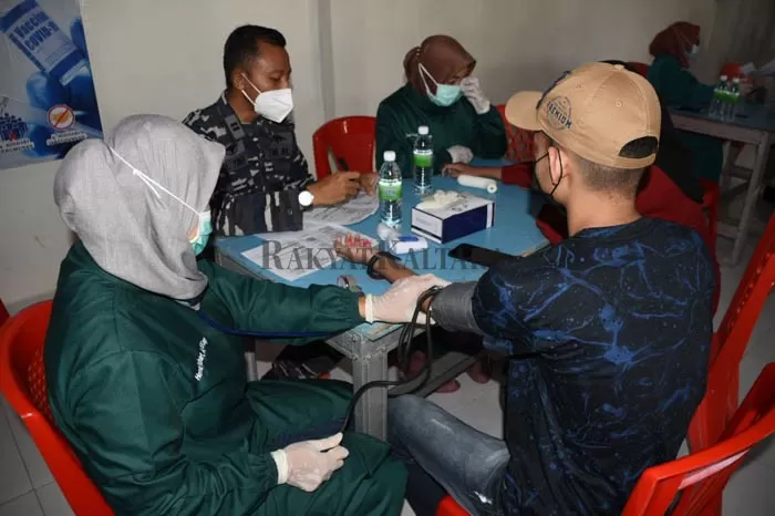 VAKSINASI: Pelaksanaan vaksinasi bagi masyarakat di Kecamatan Tarakan Timur kemarin (25/9).