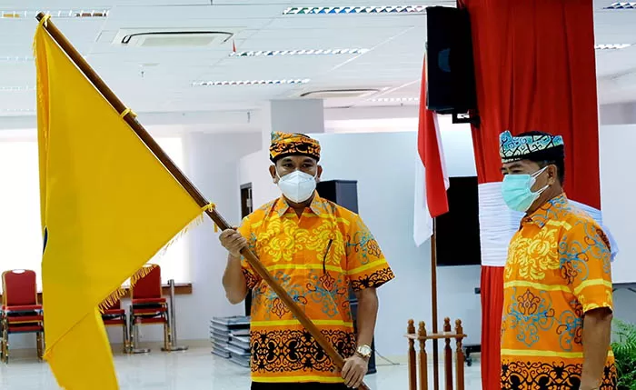 MINTA ATLET DIKAWAL: Gubernur Kaltara Zainal Arifin Paliwang (kanan) melepas kontingen Kaltara yang ikuti ambil bagian pada PON XX Papua.