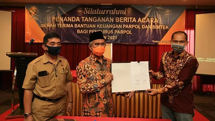 SERAHKAN BANKEU PARPOL: Wali Kota Tarakan dr Khairul (tengah) didampingi Kepala Badan Kesbangpol Muhammad Haris (kiri) bersama perwakilan parpol.