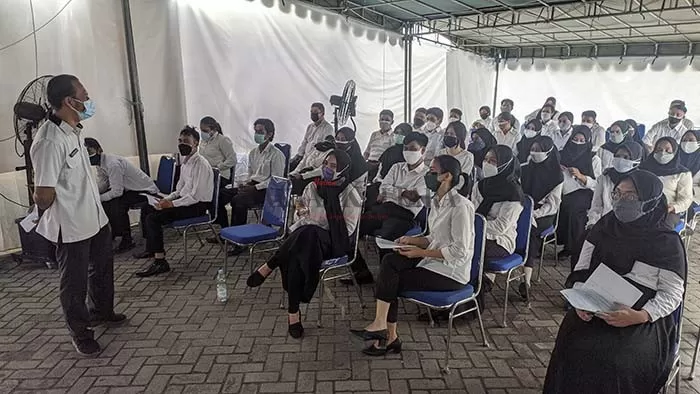 TUNGGU SESI BERIKUTNYA: Peserta CPNS yang menunggu giliran untuk masuk dalam ruangan Laboratorium CAT di Jalan Durian, Tanjung Selor, Rabu (29/9).