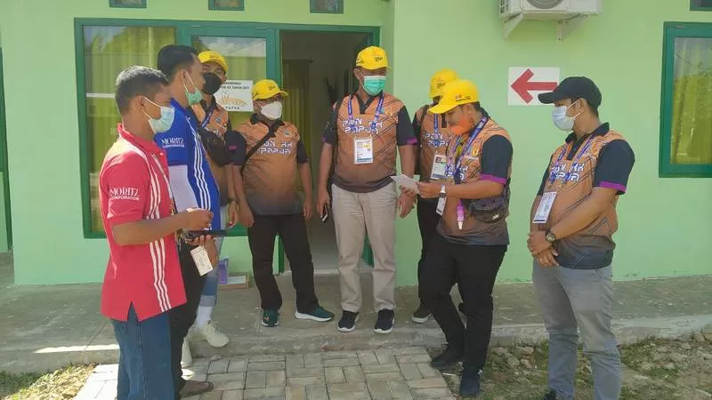 TINJAU WISMA: Ketua CdM Kontingen Kaltara di Merauke Sulis Krisbowo meninjau wisma atlet dan venue, Kamis (30/9).