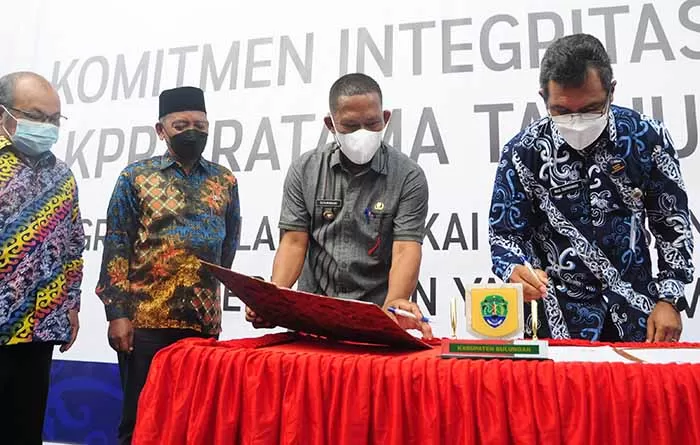 SEKTOR PERPAJAKAN: Bupati Bulungan Syarwani (dua dari kanan) menandatangani NPHD di Kanwil DJP Kaltimra, Jumat (1/10).