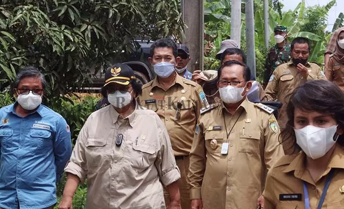 KUNKER KE KTT: Menteri Lingkungan Hidup dan Kehutanan (LHK) Siti Nurbaya (tengah) saat berada di ktt, kemarin (4/10).