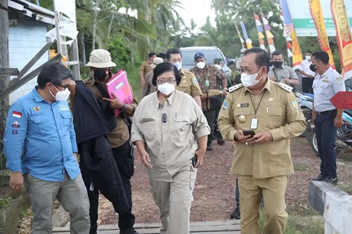 PROSPEK KTT: Menteri LHK Siti Nurbaya (tengah) didampingi Wakil Bupati KTT Hendrik ketika tiba di KTT, Selasa lalu (5/10).