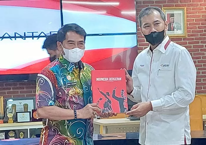 BIDANG KOMUNIKASI: Gubernur Kaltara Drs H Zainal Arifin Paliwang SH M.Hum (dua dari kiri) menerima cenderamata dari Direktur Utama LKBN Antara Meidyatama Suryodiningrat.