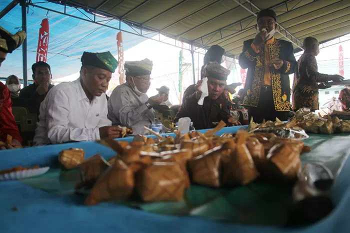 ADAT: Ritual tolak bala merupakan rangkaian kegiatan untuk pelestarian budaya, salah satunya dengan membagikan 1.000 ketupat.