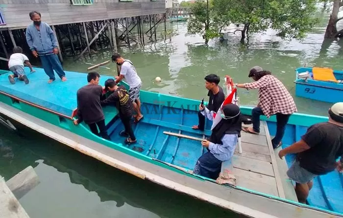 BANTUAN WARGA: Kapal untuk Sanusi hasil penggalangan dana tiba di RT 06 Kelurahan Lingkas Ujung, Kecamatan Tarakan Timur, Minggu (10/10).