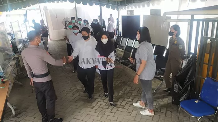 HANYA DUA HARI: Peserta CP3K Non Guru melaksanakan tes di Laboratorium CAT Jalan Durian, Tanjung Selor, Kabupaten Bulungan, Minggu (10/10).