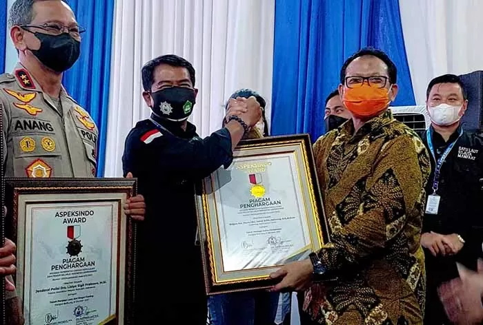 RAIH PENGHARGAAN: Gubernur Kaltara Drs H Zainal Arifin Paliwang SH M.Hum (dua dari kiri) menerima penghargaan sebagai Tokoh Penjaga Pulau Perbatasan.