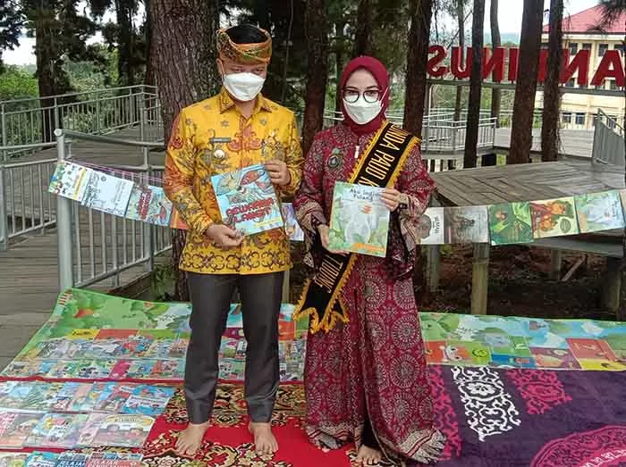 KENAKAN BATIK: Bupati KTT Ibrahim Ali beserta istri menggunakan batik khas daerah.
