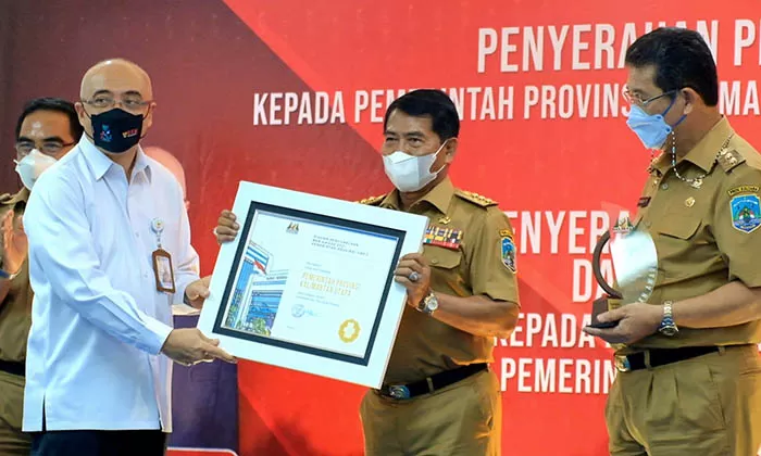 TIGA PENGHARGAAN: Gubernur Kaltara Drs H Zainal Arifin Paliwang SH M.Hum (tengah) didampingi Wakil Gubernur Kaltara Dr Yansen TP M.Si saat menerima penghargaan BKN Award 2021, kemarin (11/10).