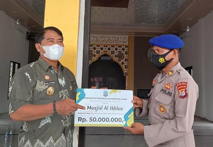 BANTUAN: Gubernur Kaltara Drs H Zainal Arifin Paliwang SH M.Hum (kiri) menyerahkan bantuan untuk Masjid Al Ikhlas, Senin lalu (11/10).