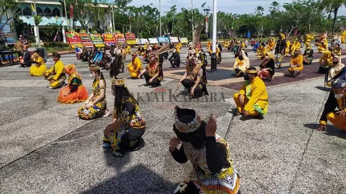 TERUS MEMBAIK: Perayaan hari jadi Bulungan dan Tanjung Selor dilaksanakan di Lapangan Kantor Bupati Bulungan, ditandai dengan turunnya zona yang sebelumnya merah menjadi kuning.