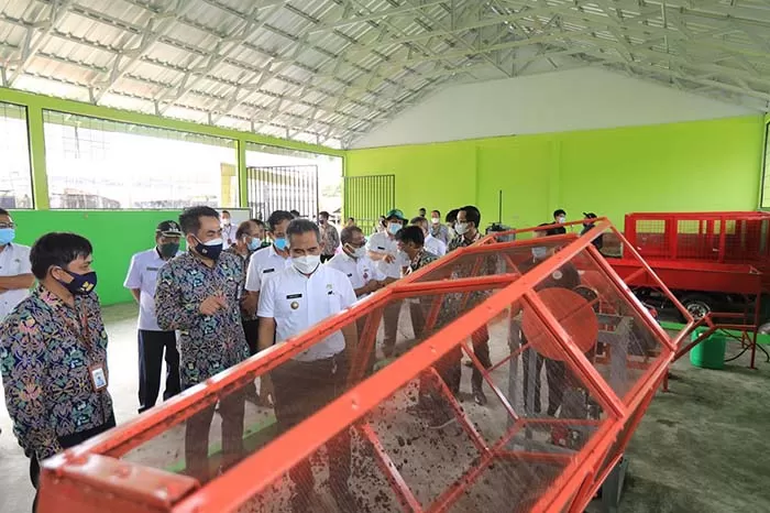 TANGANI SAMPAH: Wali Kota Tarakan Khairul melihat fasilitas pengelolaan sampah di TPS3R Kelurahan Juata Kerikil, pada 22 September lalu.