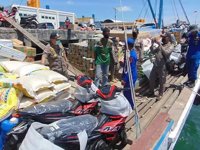 PATROLI LAUT: BKP Tarakan dan Ditpolairud Polda Kaltara memeriksa kapal kayu yang memuat barang saat tambat di Pelabuhan Tengkayu I Tarakan, Jumat (15/10).