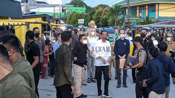 BERI BANTUAN: Presiden RI Joko Widodo meninjau langsung kegiatan pedagang kaki lima di Jalan Pangeran Diponegoro, Kelurahan Sebengkok, Selasa (19/10).