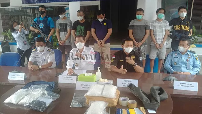 GELAR BARANG BUKTI: Kepala BNNP Kaltara Brigjen Pol Samudi (dua dari kiri yang duduk) memperlihatkan barang bukti hasil pengungkapan narkoba jenis sabu.