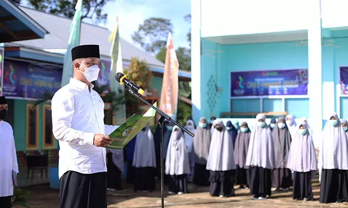 JADI IRUP: Bupati KTT Ibrahim Ali saat memimpin upacara peringatan Hari Santri Nasional di SDIT Al-Amin Tideng Pale Kecamatan Sesayap, Kamis (21/10).