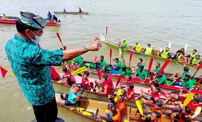 BERI SEMANGAT: Peserta yang ikut lomba perahu dayung diberi semangat Gubernur Kaltara Drs H Zainal Arifin Paliwang SH M.Hum (batik hijau). Usai lomba, dilakukan penyerahan hadiah.