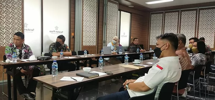 EVALUASI: Rapat yang digelar untuk mengevaluasi terhadap wajib pungut PBB-KB di salah satu hotel di Tarakan, Kamis lalu (21/10).