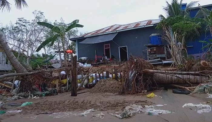 PERLU PENANGANAN: Kondisi rumah warga yang berlokasi di pinggir pantai tergerus oleh abrasi.