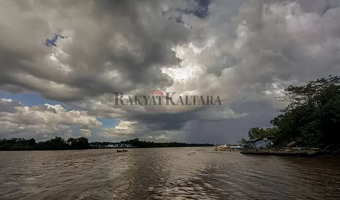 POTENSI HUJAN: Kondisi langit Tanjung Selor yang diselimuti awan pekat disusul hujan deras, diperkirakan bisa terjadi beberapa hari ke depan.