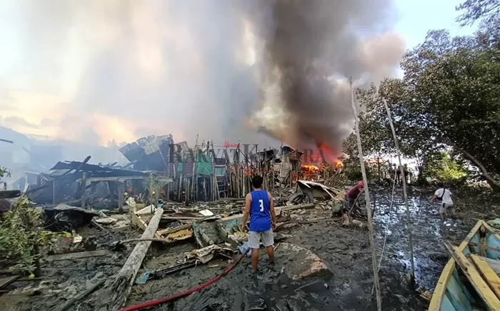 MENYISAKAN DUKA: Musibah kebakaran yang terjadi menghanguskan puluhan rumah di RT 3, Kelurahan Sebengkok, Kecamatan Tarakan Tengah, para korban pun harus kehilangan tempat tinggal, Selasa (26/10).