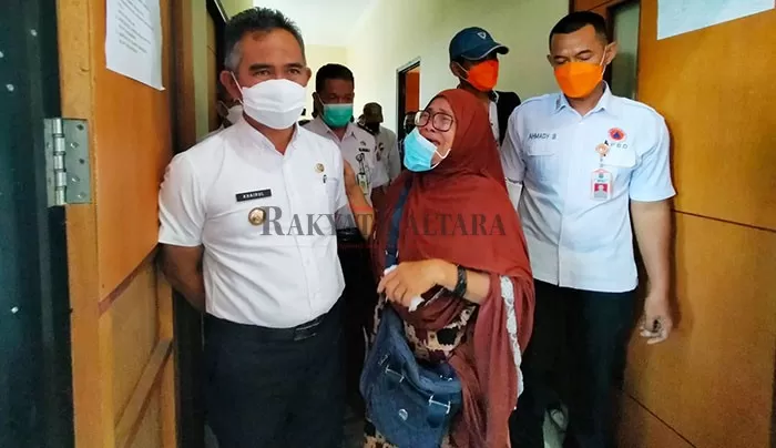 MENGADU: Seorang warga sambil menangis mengadu kepada Wali Kota Tarakan Khairul saat mendatangi tempat penampungan sementara di Kelurahan Sebengkok, Rabu (27/10).