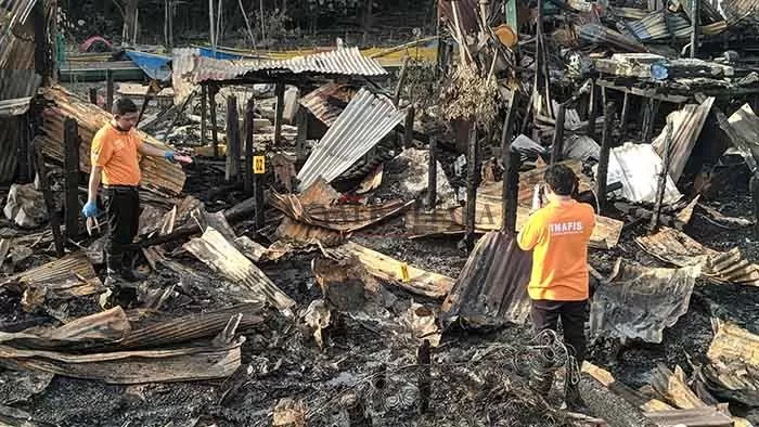 OLAH TKP: Tim Identifikasi Satreskrim Polres Tarakan melakukan olah TKP di lokasi kebakaran di Jalan Yos Sudarso RT 03, Kelurahan Sebengkok, Tarakan Tengah, Rabu lalu (27/10).