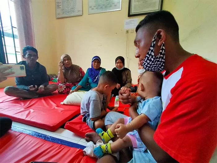 WARGA TERDAMPAK KEBAKARAN: Asrul dan keluarganya menerima orang yang datang menjenguknya di tempat pengungsian sementara di Kantor Kelurahan Sebengkok.