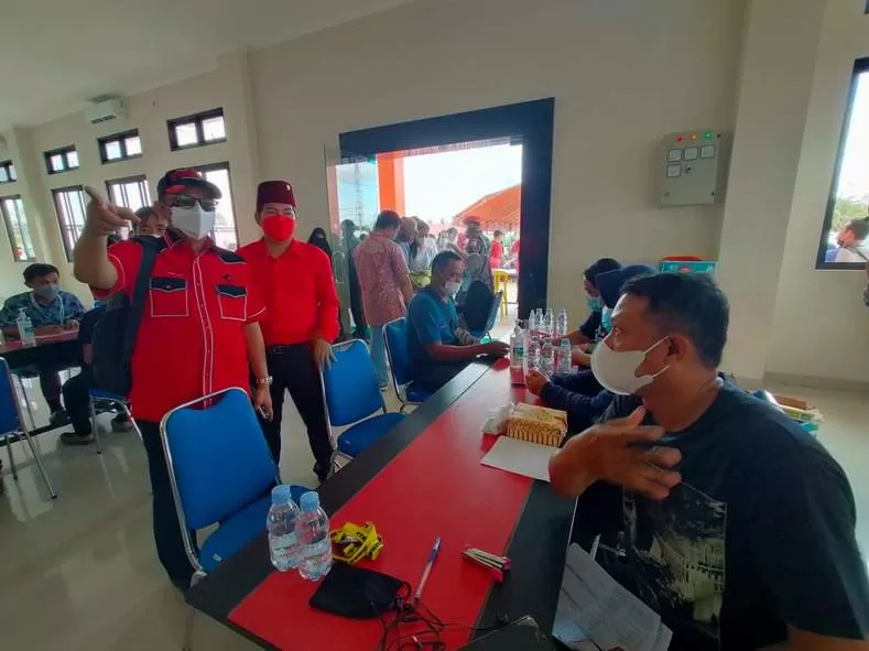 PANTAU VAKSINASI: Anggota DPR RI Dapil Kaltara Deddy Yevri Hanteru Sitorus mengunjungi dan memantau vaksinasi Covid-19 di Gedung Wanita Tarakan, Kamis (28/10).