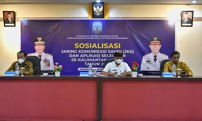 KEAMANAN INFORMAS: Plt Kepala DKISP Kaltara H Iskandar (tengah) membuka sosialisasi JKS dan aplikasi Selection, Rabu pekan lalu (27/10).